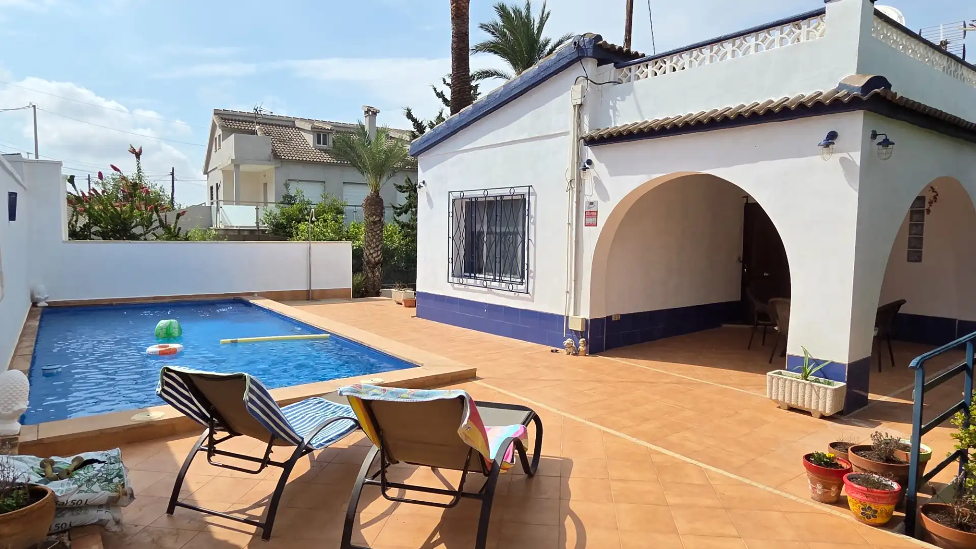 Villa avec piscine à vendre à Calle Montes de León 3