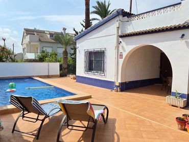 Xalet amb piscina en venda a Calle Montes de León 3