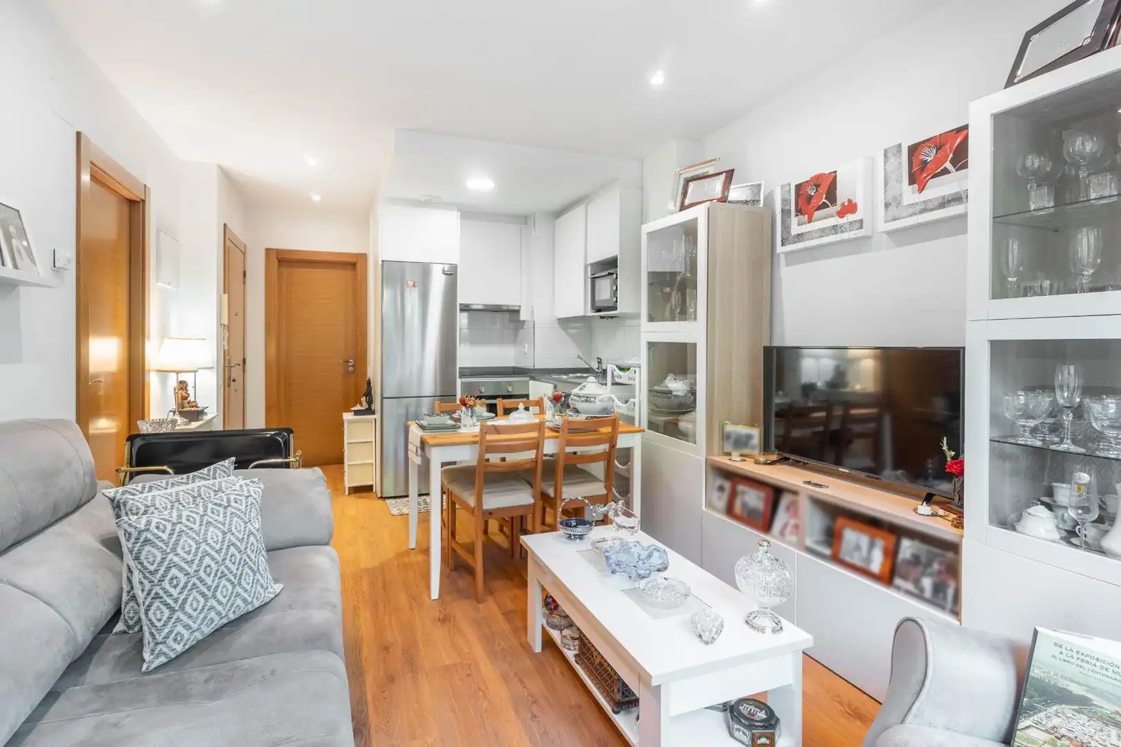 Sala d'estar de Apartament en venda en Gijón  amb Calefacció, Traster i Moblat