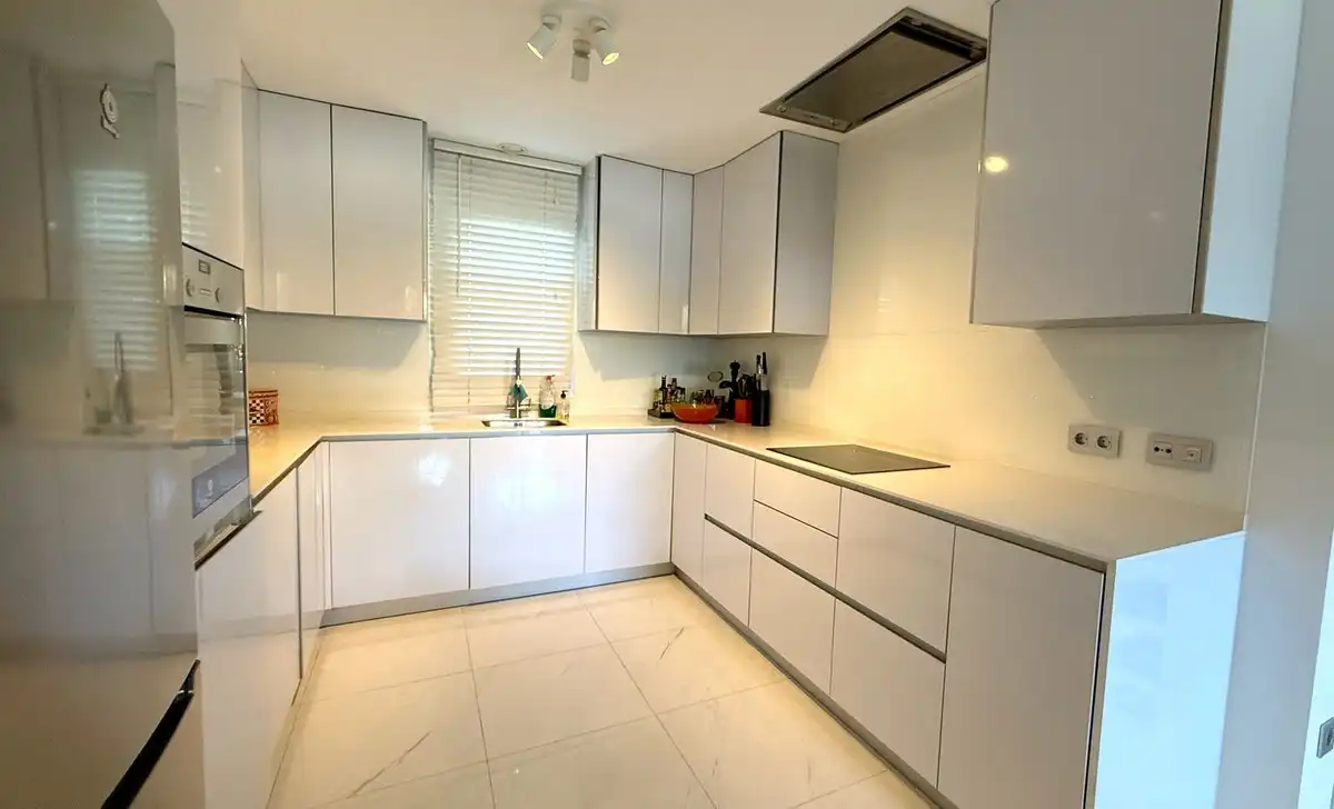 Küche von Wohnung zum Verkauf in Estepona mit Klimaanlage, Privatgarten und Terrasse