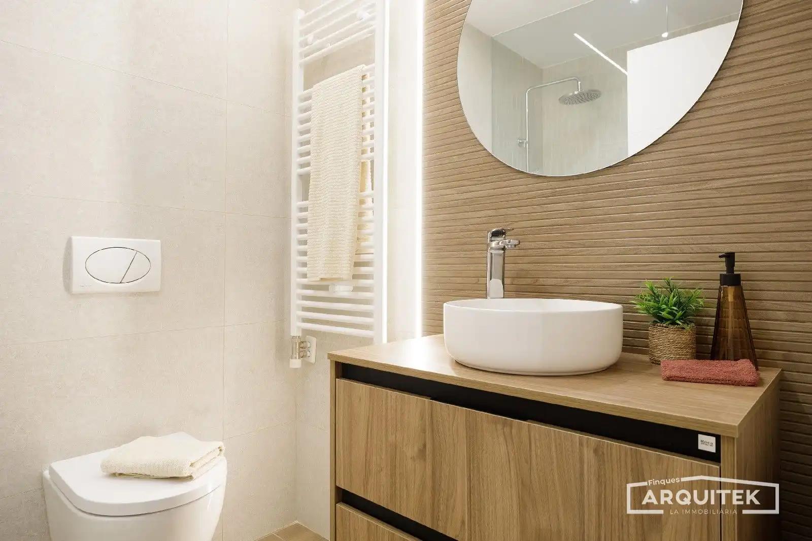 Bathroom of Flat for sale in Lleida  with Air Conditioner, Private garden and Terrace