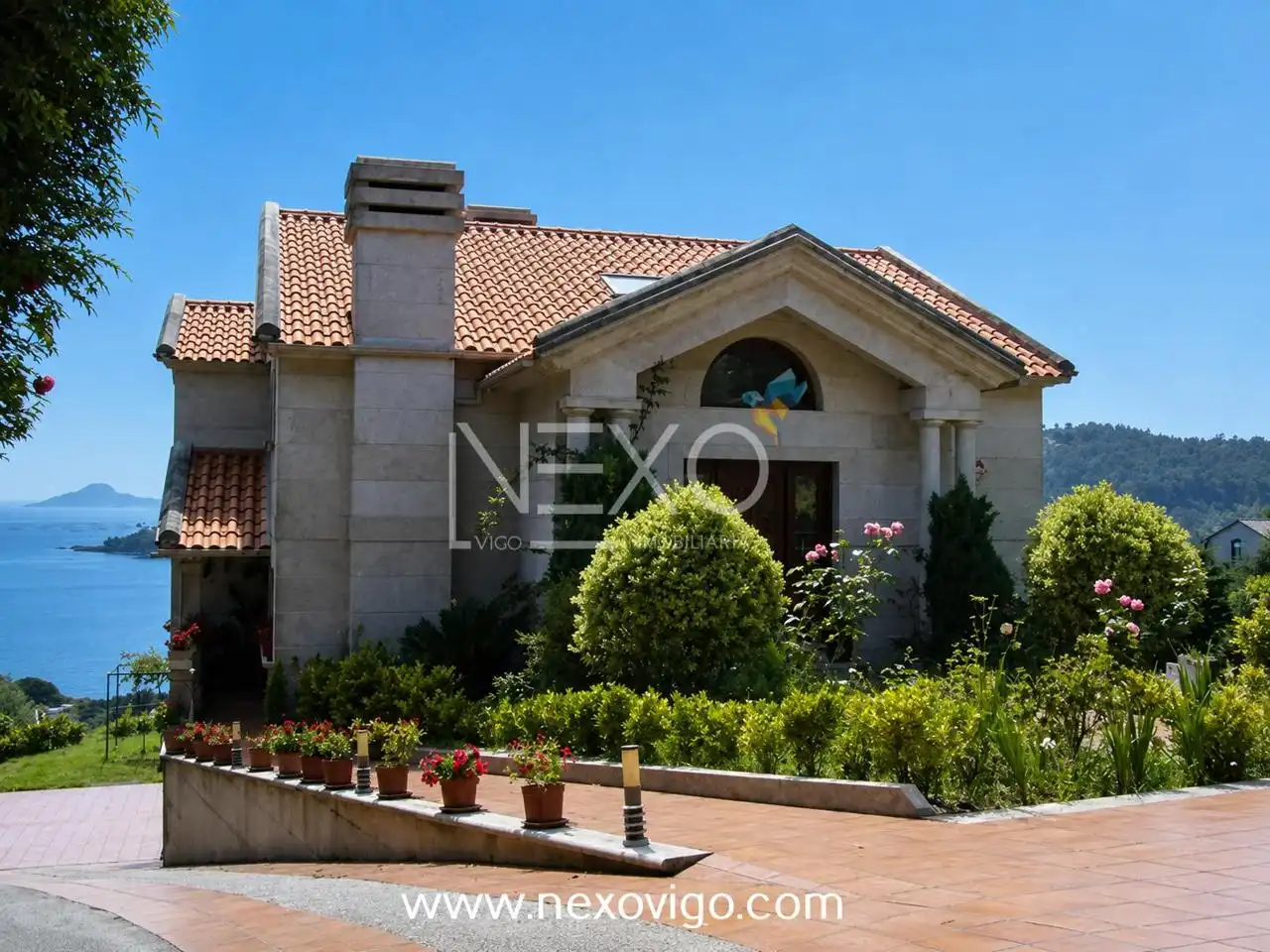 Vista exterior de Casa o chalet en venta en Cangas  con Calefacción, Jardín privado y Parquet