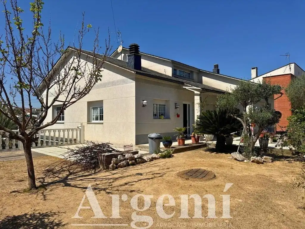 Vista exterior de Casa o xalet en venda en Lliçà d'Amunt amb Aire condicionat, Calefacció i Jardí privat