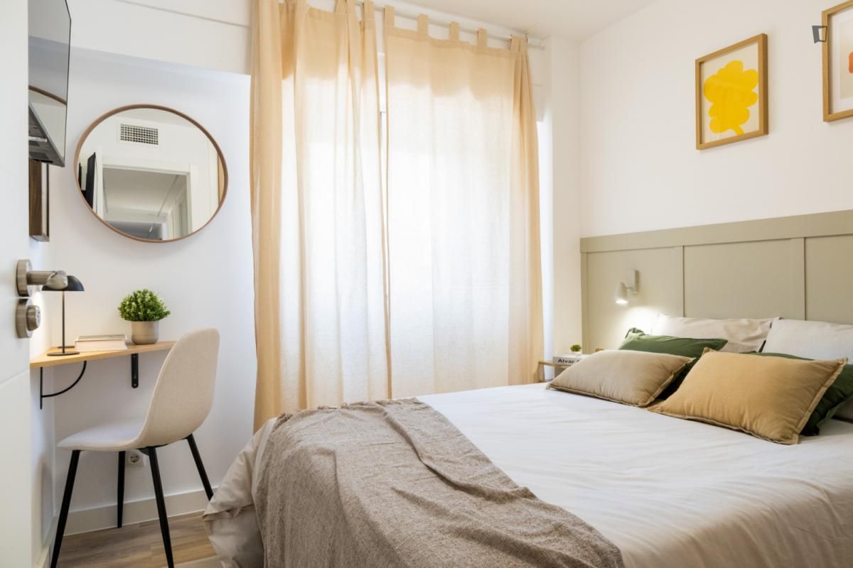 Dormitori de Apartament per a compartir en Coslada amb Aire condicionat, Moblat i Forn