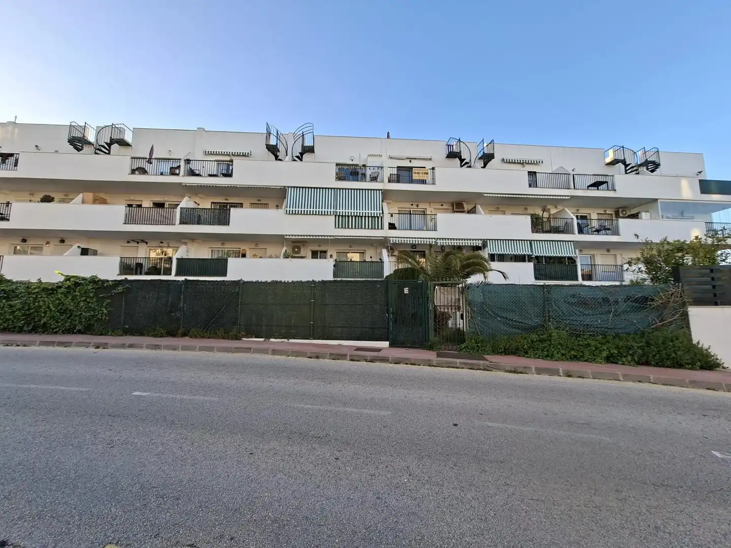 Außenansicht von Wohnung zum Verkauf in Mijas mit Klimaanlage, Terrasse und Abstellraum