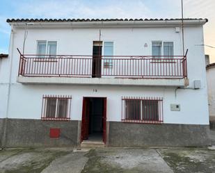 Vista exterior de Casa o xalet en venda en Serradilla amb Calefacció i Balcó