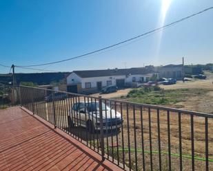Vista exterior de Casa adosada en venda en Aznalcóllar amb Terrassa