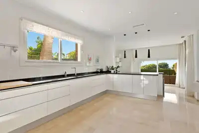 Cuina de Casa o xalet en venda en Marbella amb Aire condicionat, Calefacció i Jardí privat