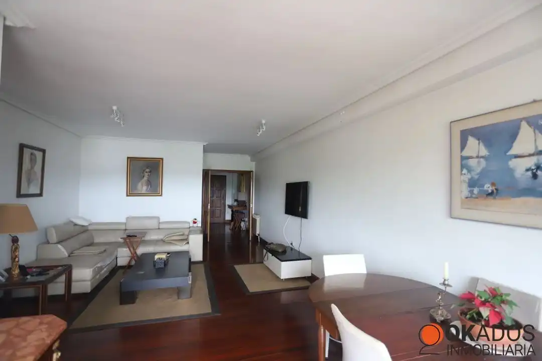 Sala d'estar de Pis en venda en Donostia - San Sebastián  amb Calefacció, Terrassa i Traster