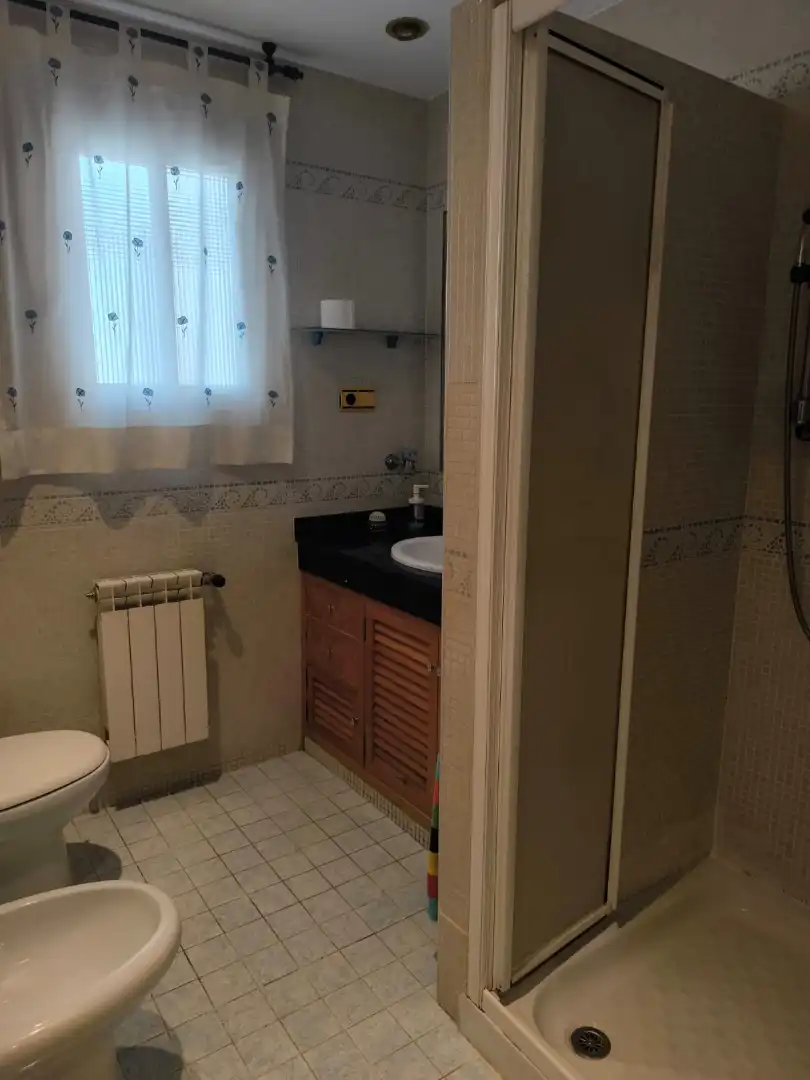 Bany de Pis de lloguer en Granada amb Aire condicionat, Calefacció i Moblat
