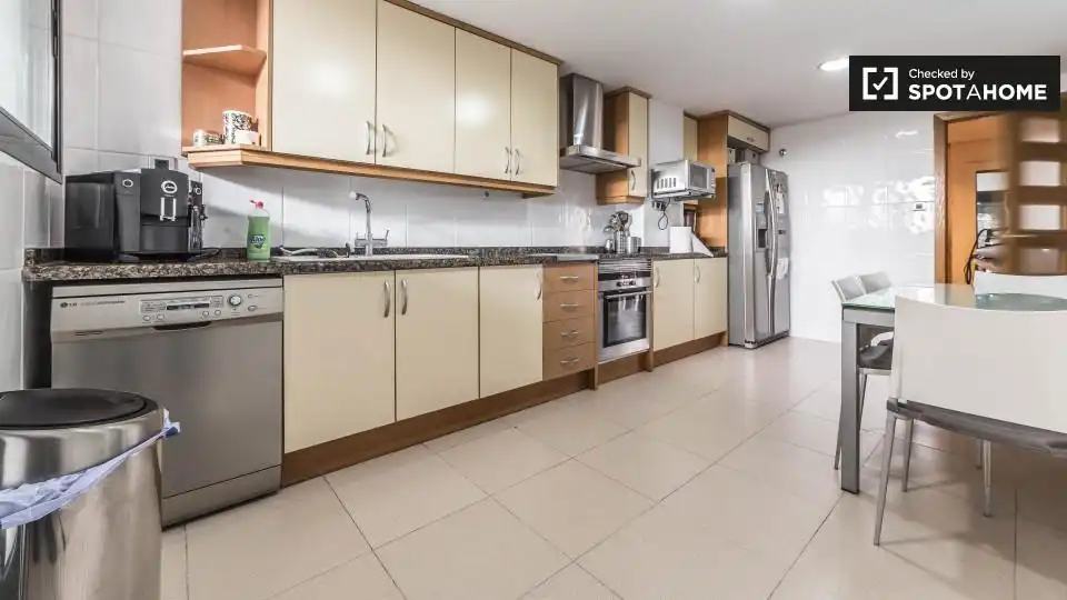 Cocina de Piso para compartir en Valencia con Aire acondicionado, Calefacción y Amueblado