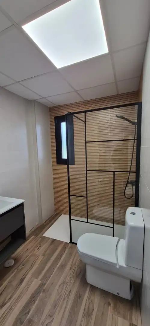 Badezimmer von Wohnungen zur Miete in Punta Umbría mit Klimaanlage, Heizung und Möbliert