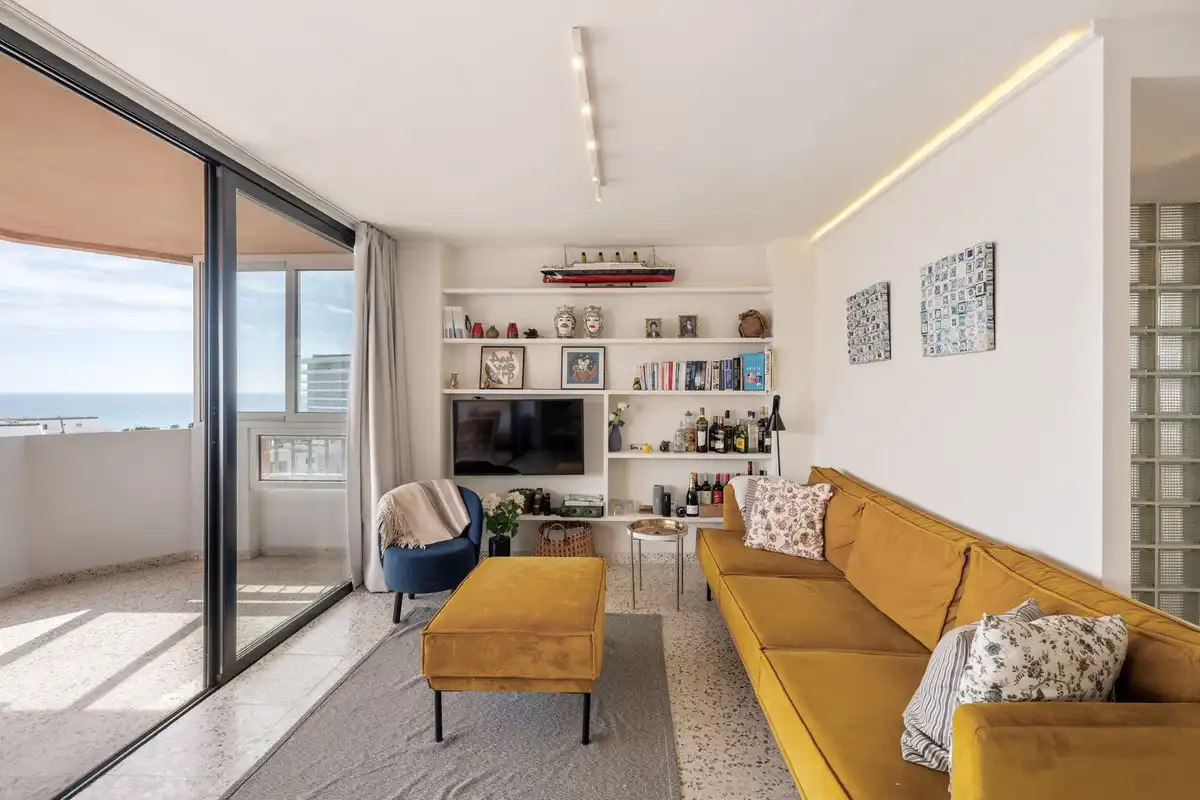Sala de estar de Apartamento en venta en Torremolinos con Aire acondicionado, Terraza y Piscina comunitaria