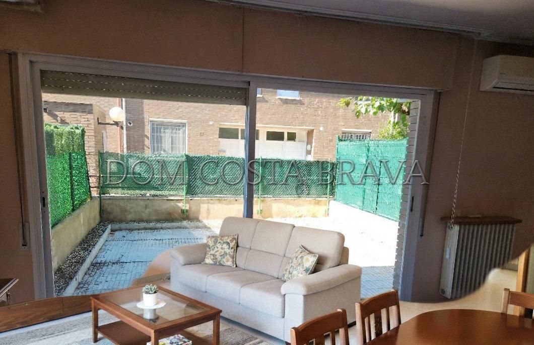 Vista exterior de Casa adosada en venda en Olot amb Calefacció