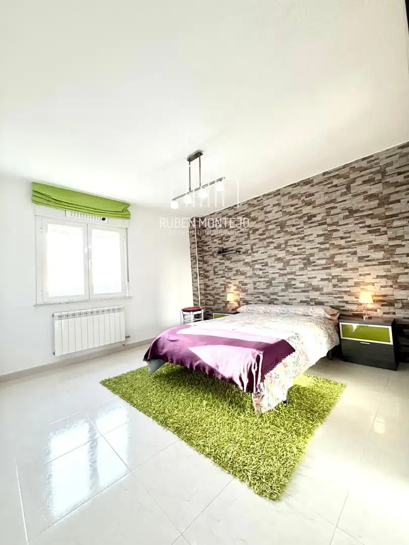 Schlafzimmer von Einfamilien-Reihenhaus zum Verkauf in Matilla de los Caños del Río mit Heizung, Privatgarten und Terrasse