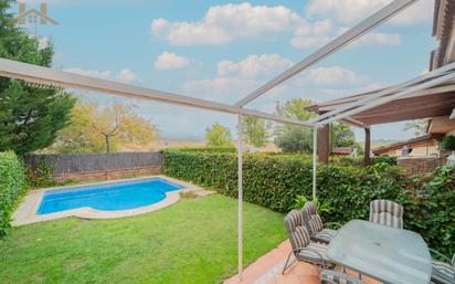 Jardí de Casa adosada en venda en Villanueva del Pardillo amb Aire condicionat, Terrassa i Piscina