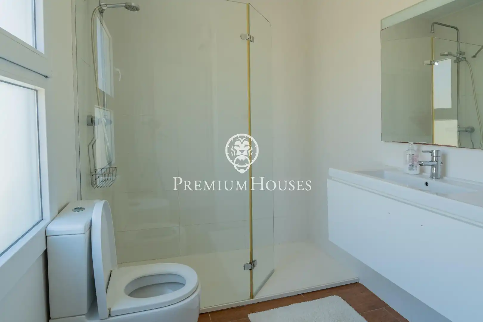 Bathroom of Houses for sale in Vilanova i la Geltrú  with Air Conditioner, Heating and Private garden