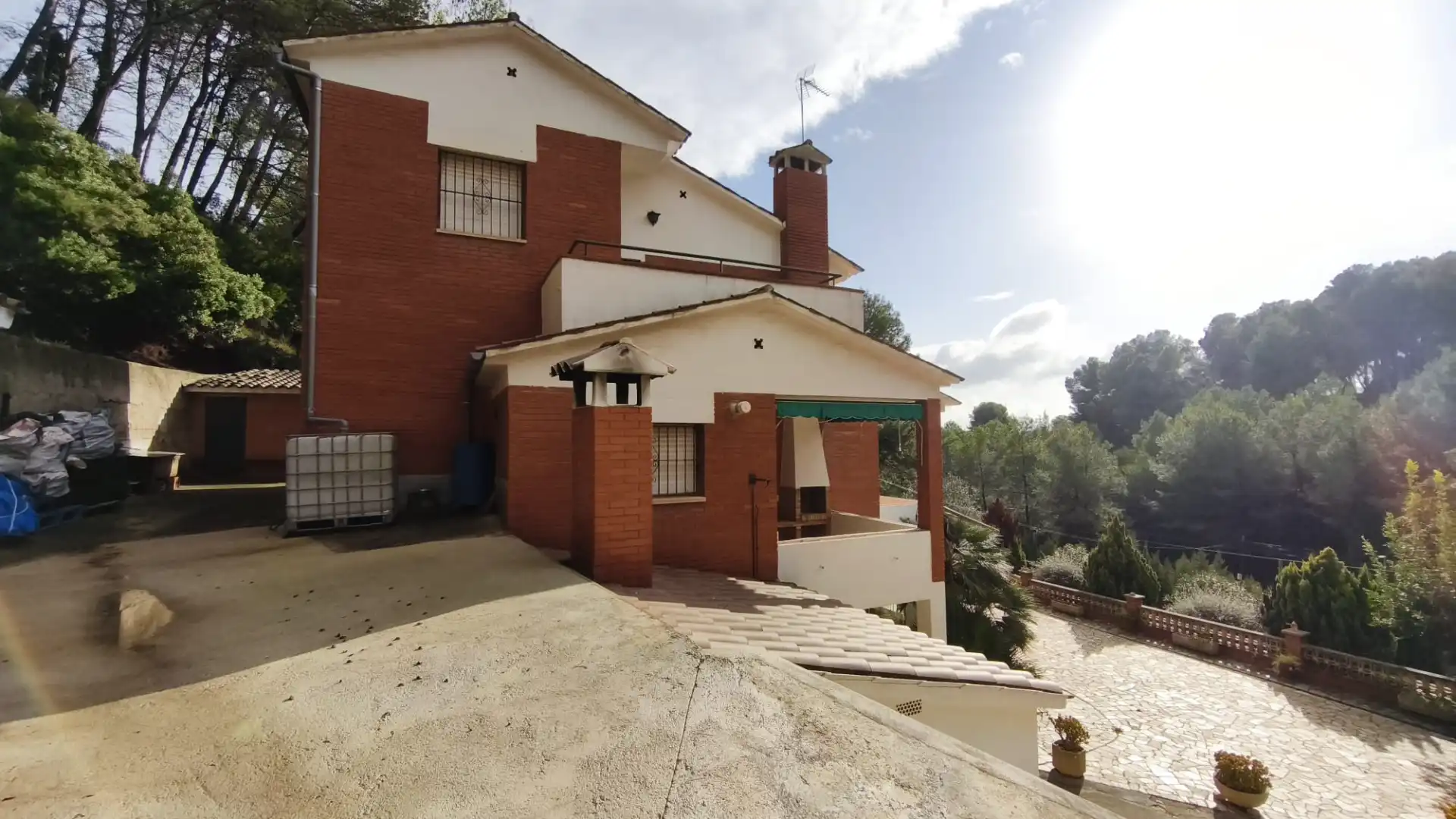 Vista exterior de Casa o xalet en venda en Cervelló amb Jardí privat, Terrassa i Piscina