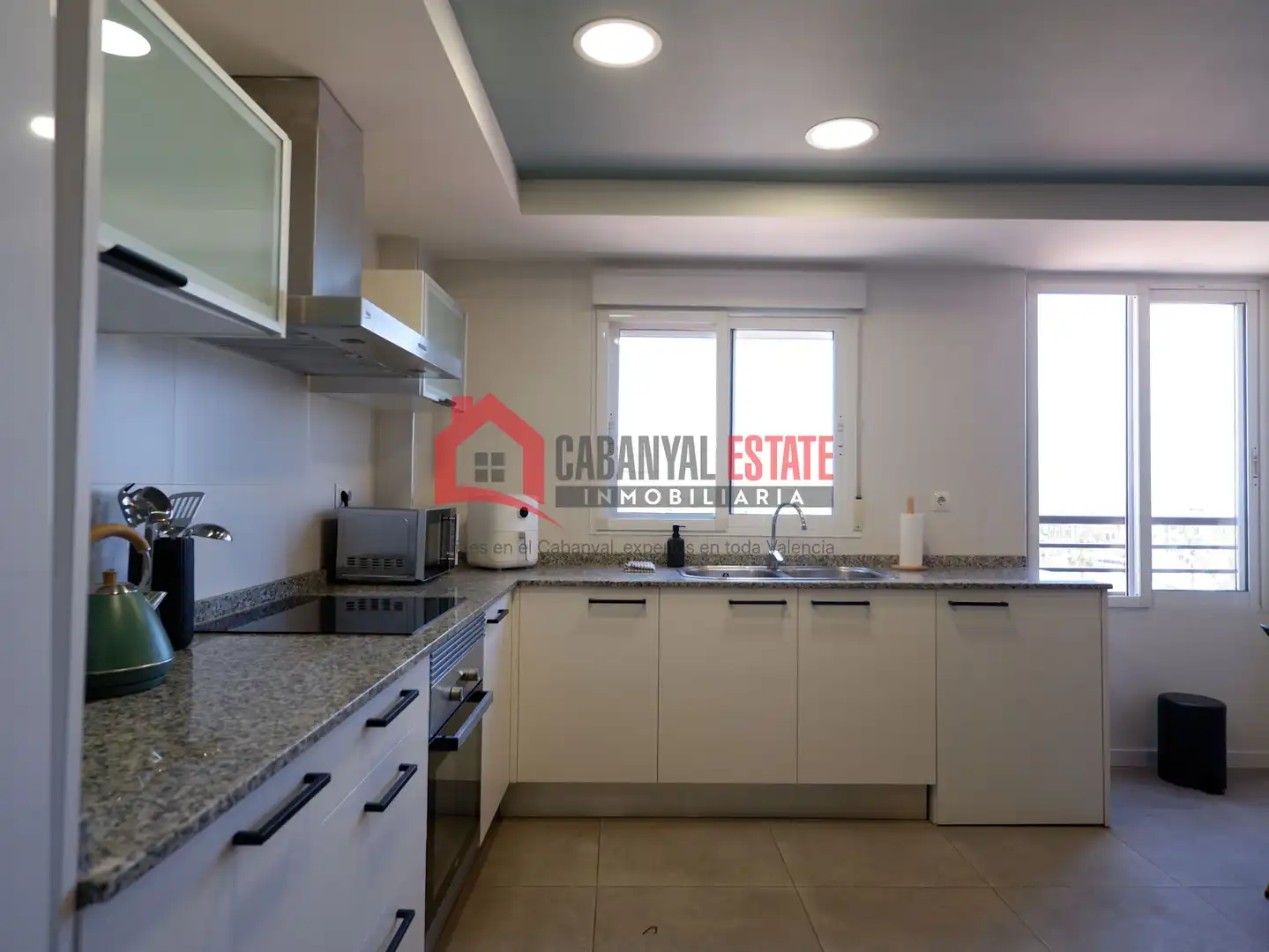 Cuina de Apartament de lloguer en Valencia amb Aire condicionat, Moblat i Balcó