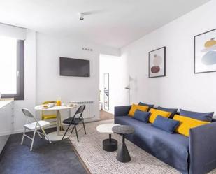 Sala d'estar de Apartament de lloguer en  Madrid Capital amb Calefacció, Forn i Rentadora