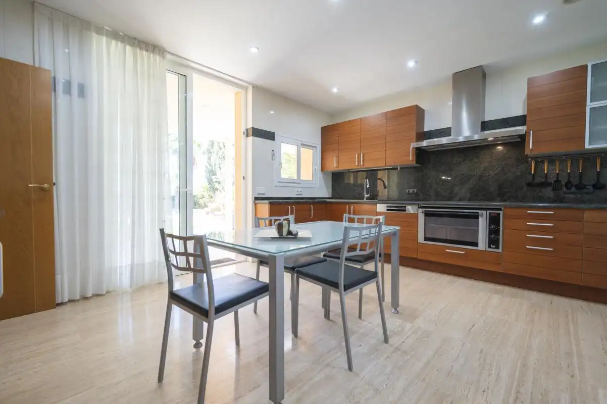 Cocina de Casa o chalet de alquiler en Sant Josep de sa Talaia con Aire acondicionado, Calefacción y Jardín privado