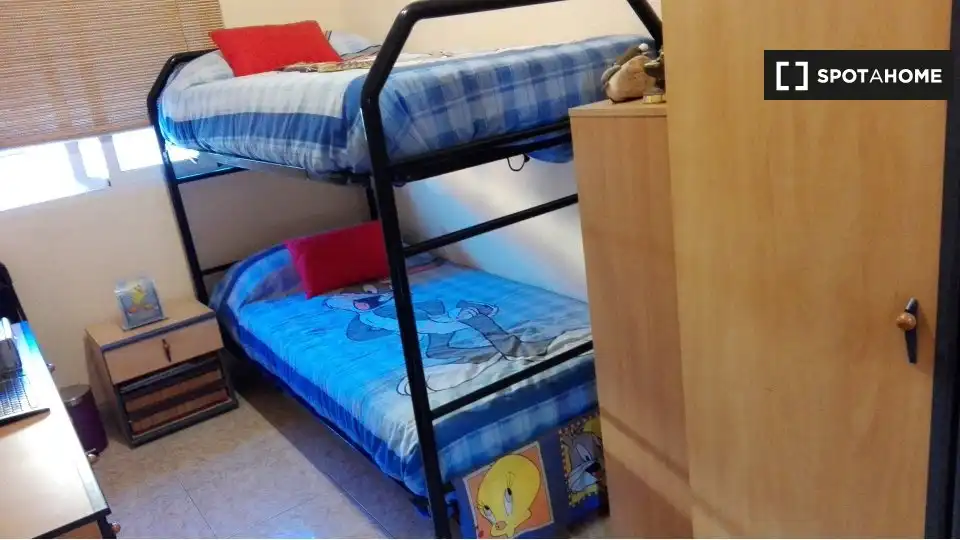 Bedroom of Flat for share in Valencia  with Air Conditioner, Heating and Furnished