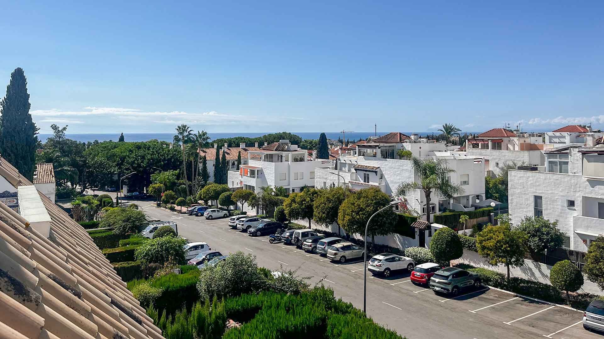 Vista exterior de Casa adosada en venda en Marbella amb Aire condicionat, Jardí privat i Terrassa