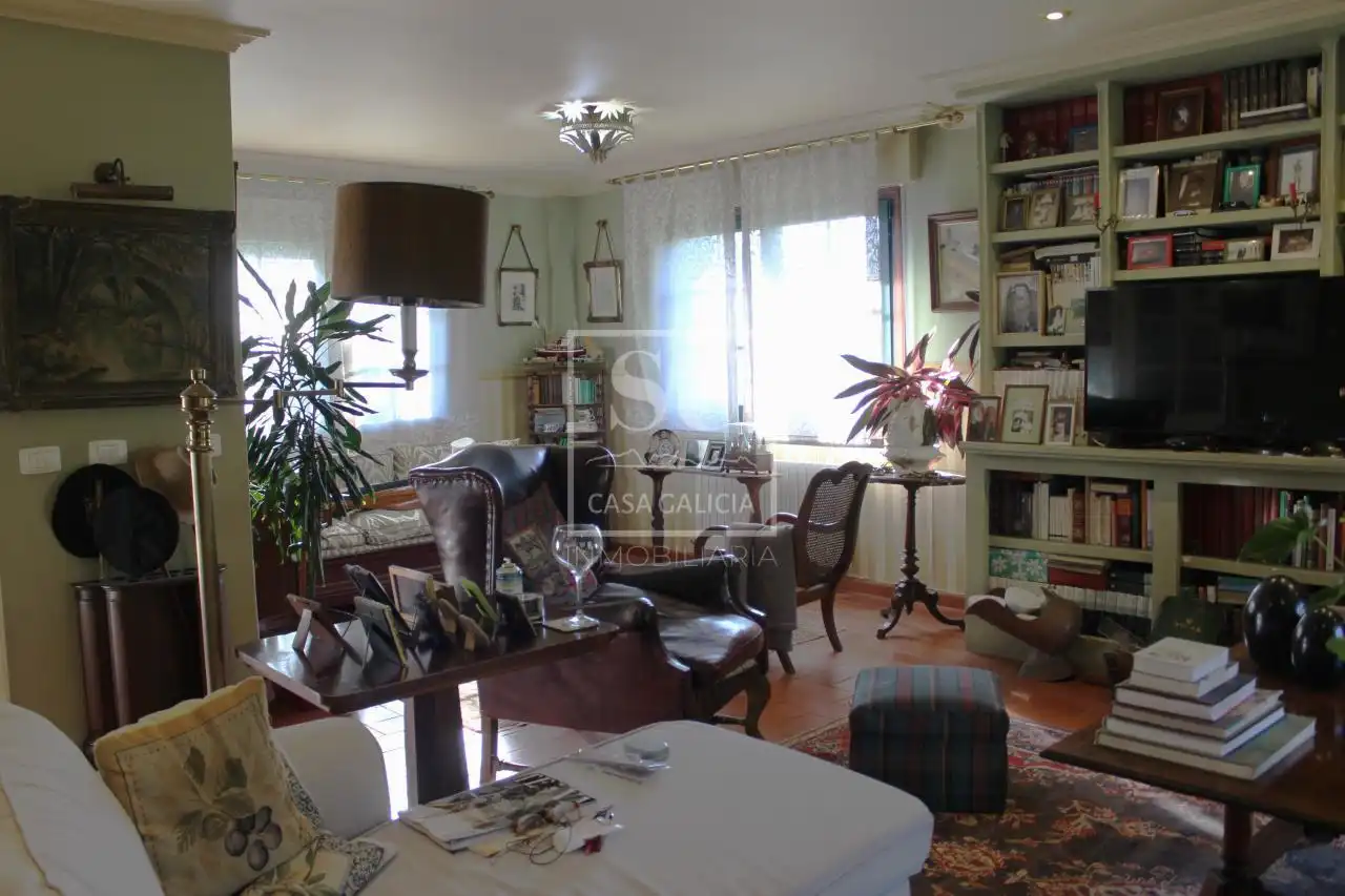 Sala d'estar de Casa o xalet en venda en Gondomar amb Calefacció, Jardí privat i Moblat