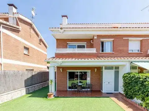 Casa aparellada amb terrassa en venda a Carrer Puigmal, imagen 2