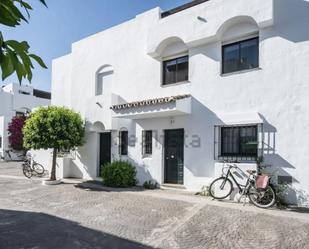 Vista exterior de Casa o xalet en venda en Marbella amb Aire condicionat, Terrassa i Piscina