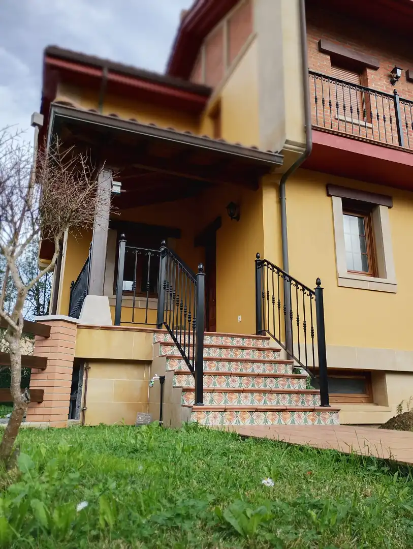 Vista exterior de Casa o chalet en venta en Castro-Urdiales con Calefacción, Jardín privado y Terraza