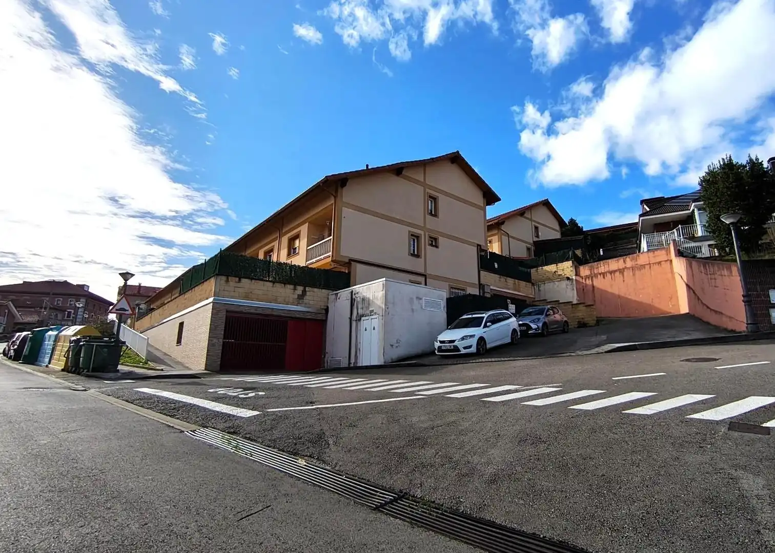 Parking de Casa adosada en venta en Medio Cudeyo con Calefacción, Jardín privado y Terraza