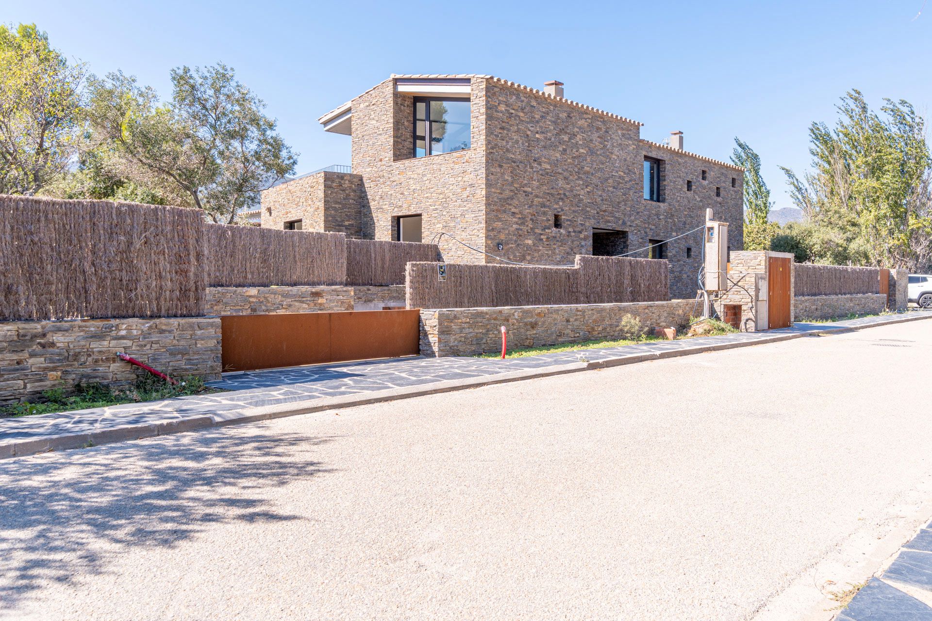 Vista exterior de Casa o xalet en venda en Cadaqués amb Aire condicionat, Calefacció i Jardí privat