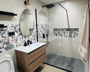 Bathroom of Apartment to share in  Madrid Capital  with Air Conditioner and Terrace