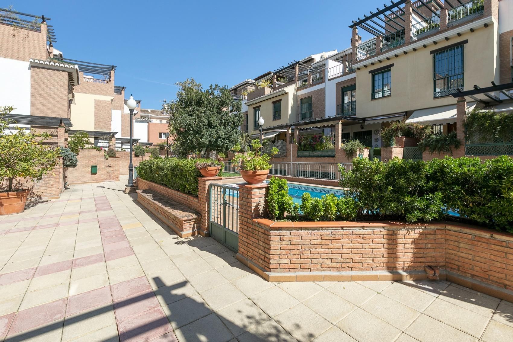 Vista exterior de Casa adosada en venta en  Granada Capital con Aire acondicionado, Calefacción y Jardín privado