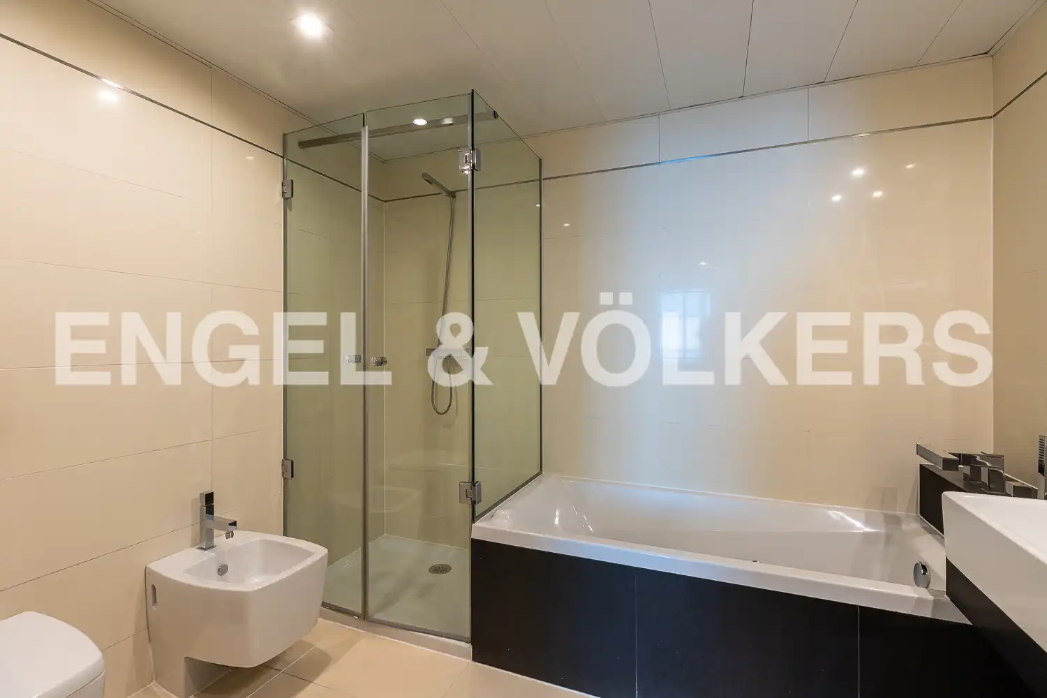 Baño de Ático de alquiler en Barcelona con Aire acondicionado, Calefacción y Parquet