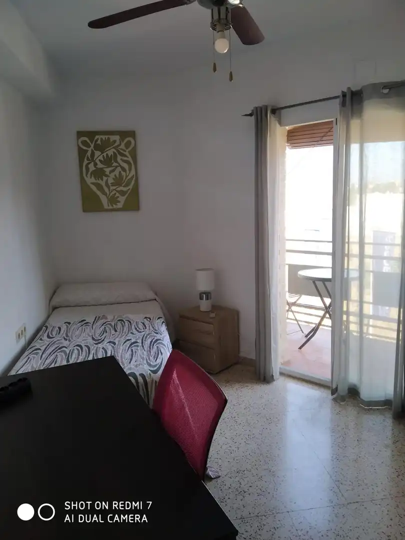 Habitación de Piso de alquiler en Granada con Terraza y Amueblado