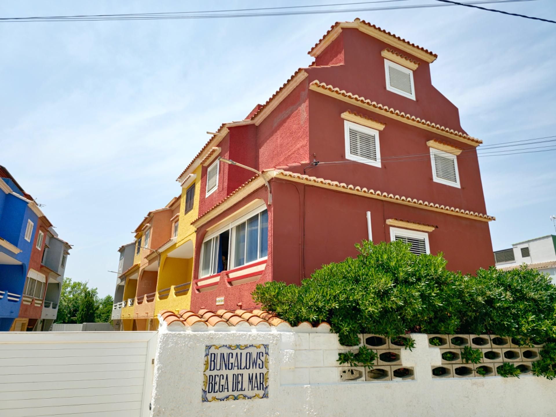 Vista exterior de Casa adosada en venda en Sueca amb Terrassa i Balcó