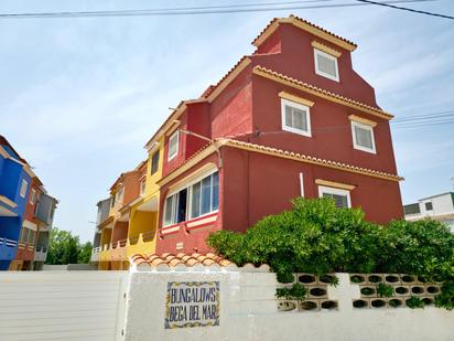 Vista exterior de Casa adosada en venda en Sueca amb Terrassa i Balcó