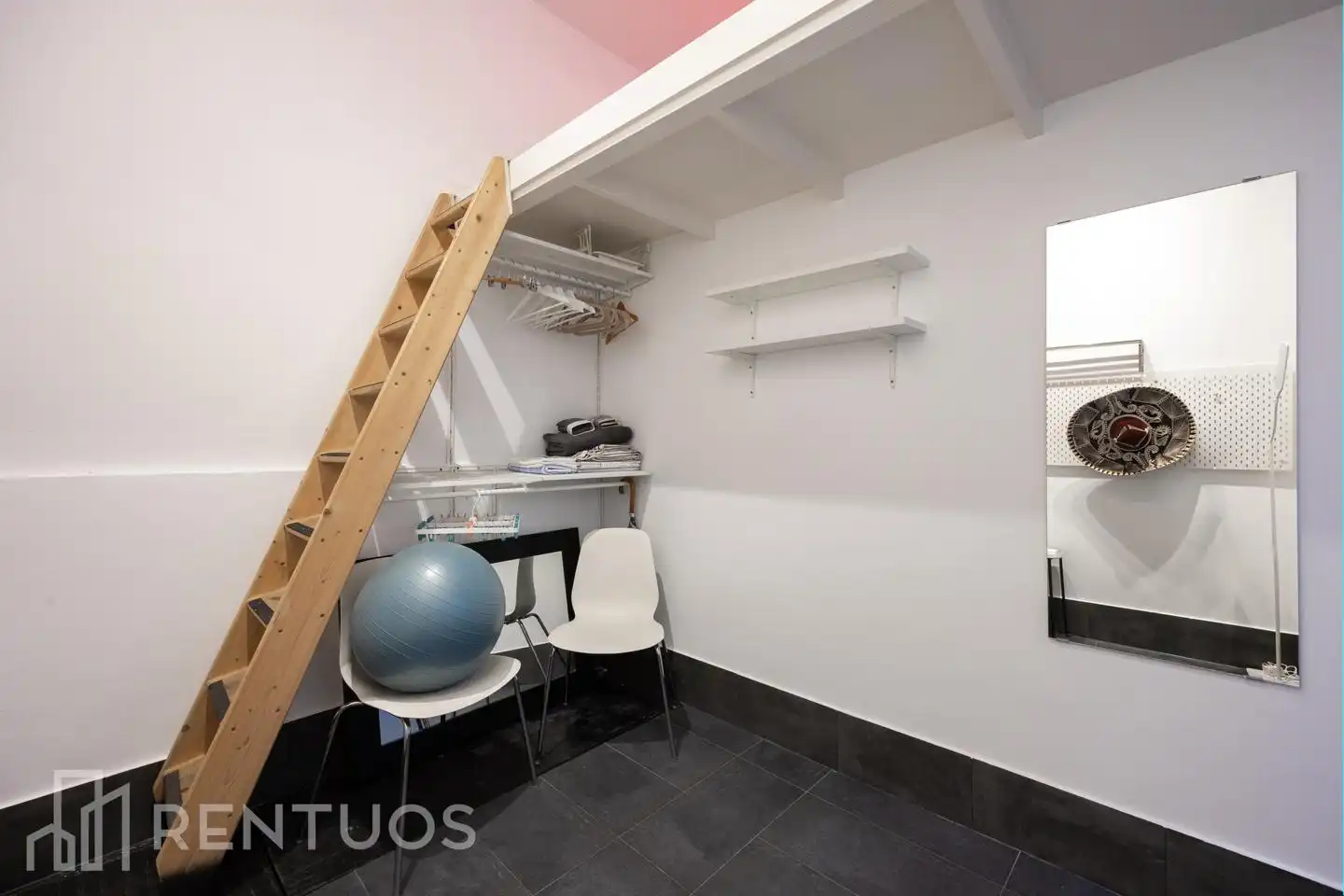 Dormitori de Dúplex de lloguer en Madrid amb Aire condicionat i Moblat