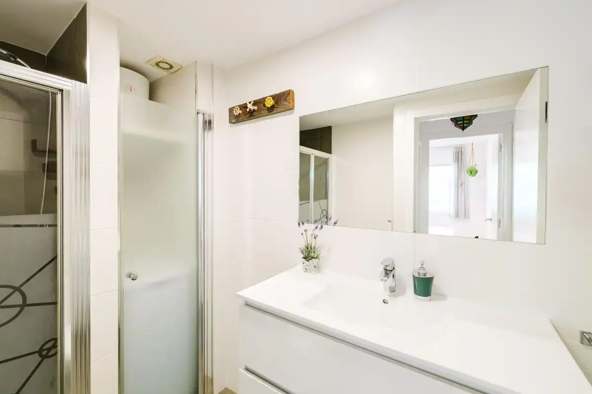 Baño de Piso en venta en Torremolinos con Aire acondicionado, Calefacción y Jardín privado