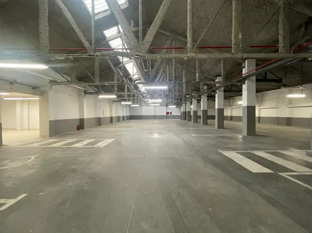 Parkplatz von Fabrikhallen zur Miete in Mislata