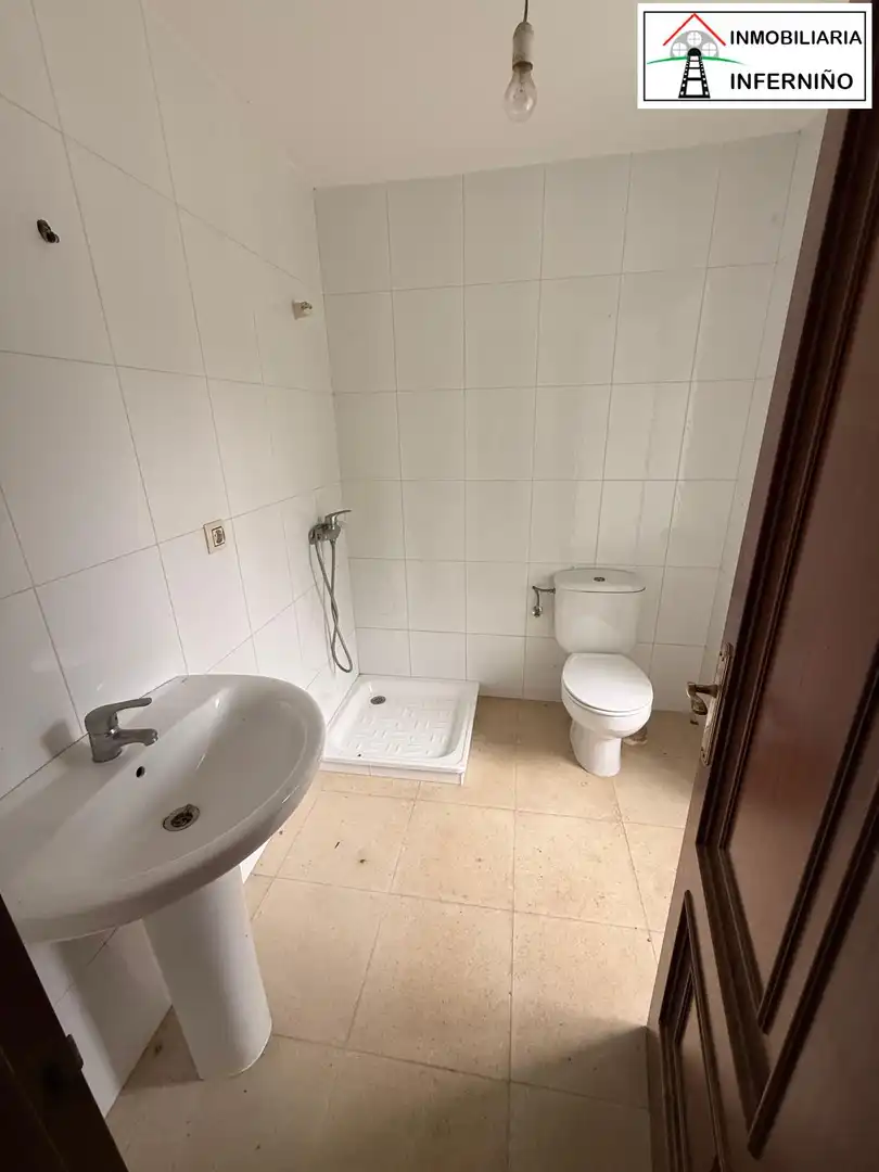 Badezimmer von Geschaftsraum zur Miete in San Sadurniño