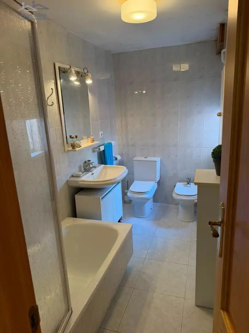 Baño de Casa o chalet en venta en Oleiros con Calefacción, Jardín privado y Trastero
