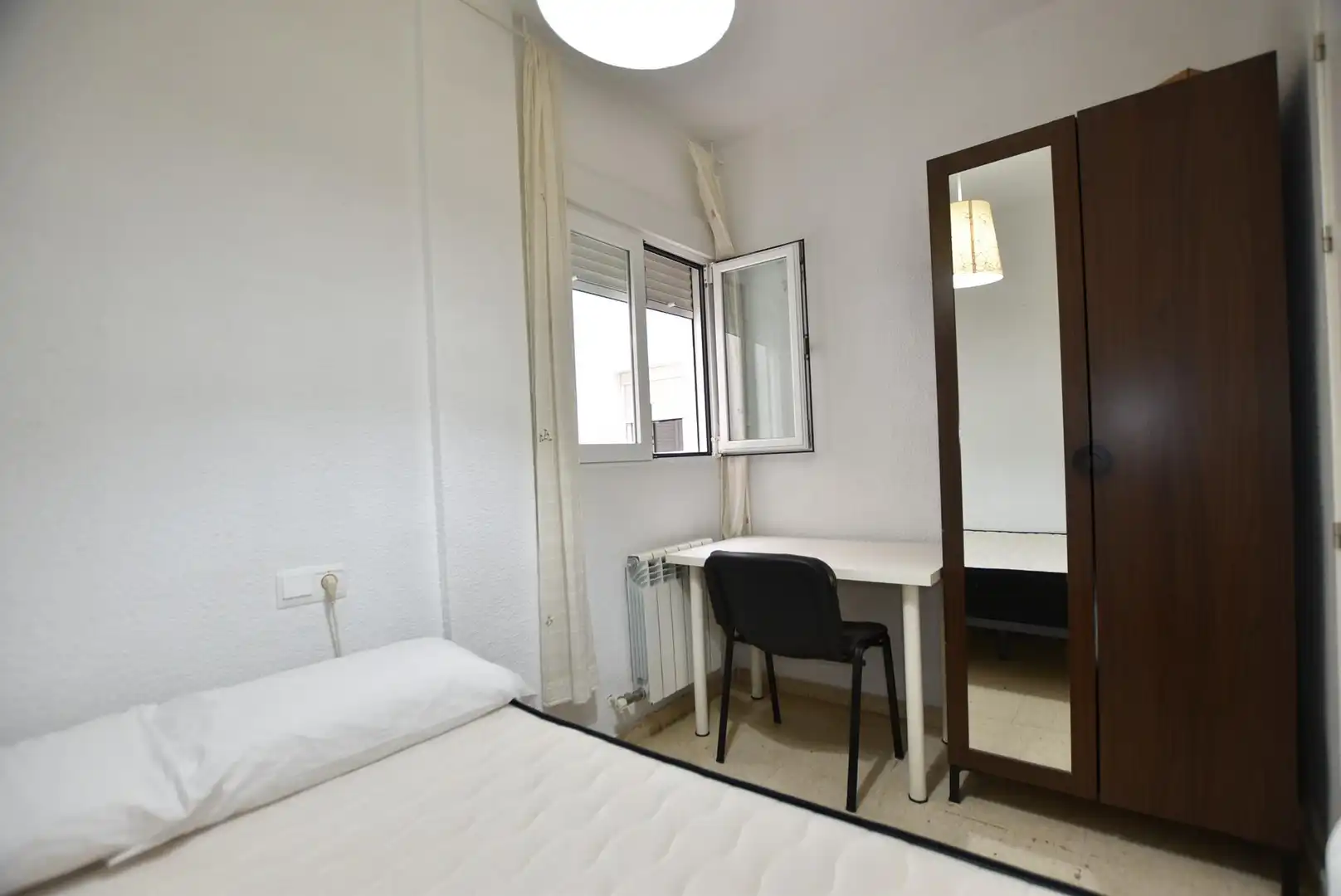 Bedroom of Flat for rent in Granada  with Heating, Furnished and Balcony