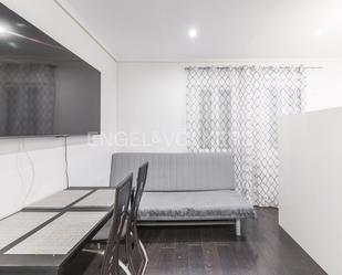 Sala d'estar de Apartament en venda en  Madrid Capital amb Calefacció i Moblat