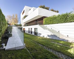 Exterior view of House or chalet for sale in  Madrid Capital  with Air Conditioner, Heating and Private garden