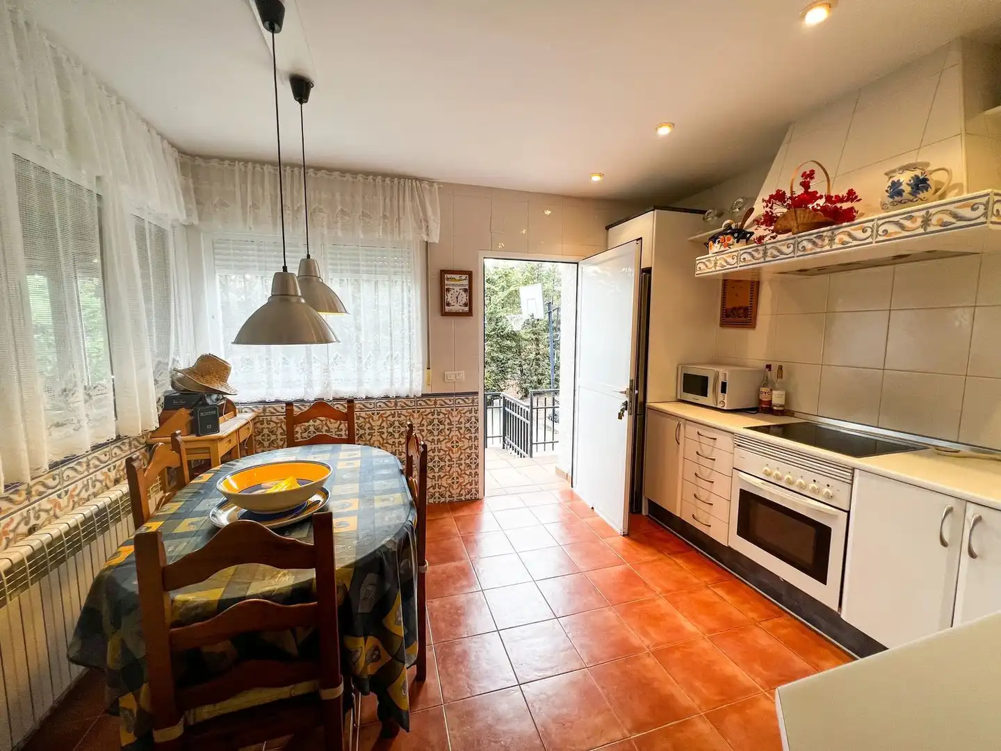 Cuina de Casa o xalet en venda en La Cabrera amb Jardí privat, Terrassa i Traster