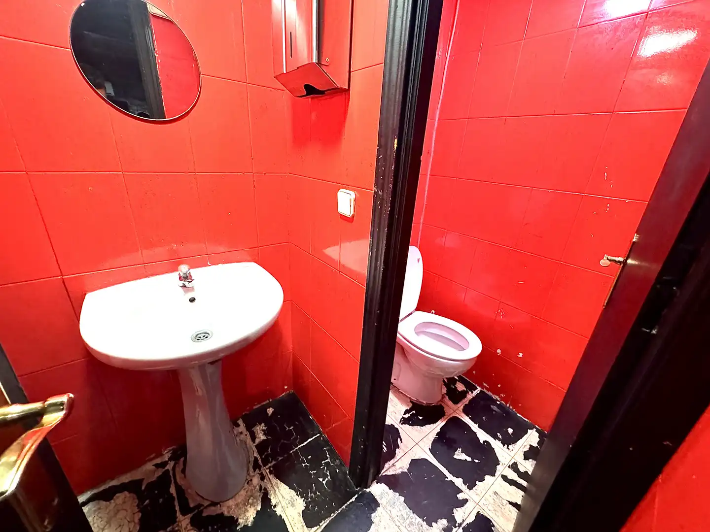 Bathroom of Commercial properties for sale in Madrid  with Air Conditioner, Furnished and Alarm