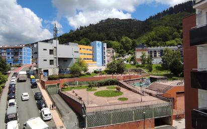 Vista exterior de Pis en venda en Ermua amb Calefacció i Moblat